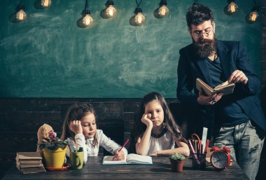 Çocukların düzenli olarak ödevlerini yapmak gerek. Çocuklar genellikle daha kolay görüntüleri resimleri ve kayma anlayış kullanarak öğrenebilirsiniz. Çocuklar gerçekten lüzum onları evde karşılamak öğretmendir.