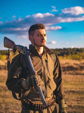 Hunter avı av tüfeği silahla. Kartuşları av tüfeği. Bulun. Hamdsome avcı portresi kapatın.