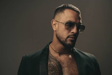 Moda, şık erkek model mans. Tatlı adam portresi. Adamın yüzü. Yakışıklı sakallı adam - yarısı gri arka plan üzerinde yüz.