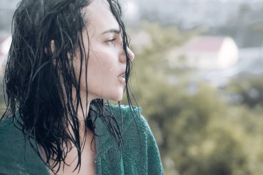 Yağmur kadında. Resim duygu kadın. Üzgün kadın ruh hali. Kadın duygular. Cry.