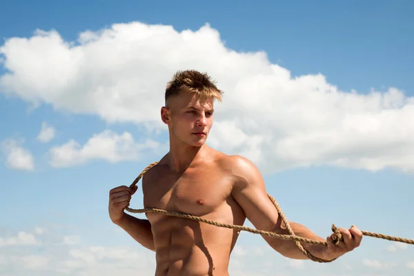 Ambición y energía. Atleta con torso sexy en forma. Ejercicios deportivos para la construcción de fuerza y potencia. Lograr ambición en el deporte. El hombre fuerte tira de la cuerda. Deporte hombre desarrollar fuerza muscular de la mano — Foto de Stock