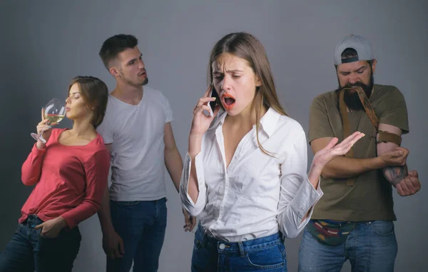 Triest tienermeisje met sociale problemen. Werkelijke sociale probleem. Sociale Media vandaag. Adictedd voor sociale netwerken. Concept van de verslaving van de slimme telefoon. — Stockfoto