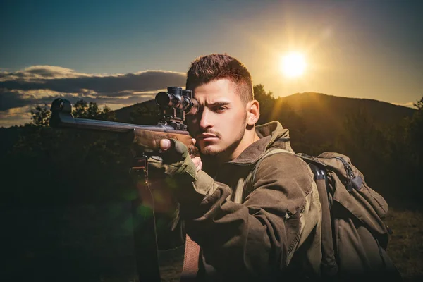 Bliska snajperów karabinek na zewnątrz polowania. Hunter celowania karabin w lesie. Hunter z pistolet shotgun na polowanie. Hunter w sezonie łowieckim upadek. — Zdjęcie stockowe