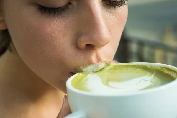 Mañana perfecta con café verde. mujer beber té japonés de la taza. mujer relajarse en la cafetería y beber. matcha latte té ceremonia de niña. Pasando un buen rato en casa. Vibraciones de la mañana en la cafetería Imágenes De Stock Sin Royalties Gratis