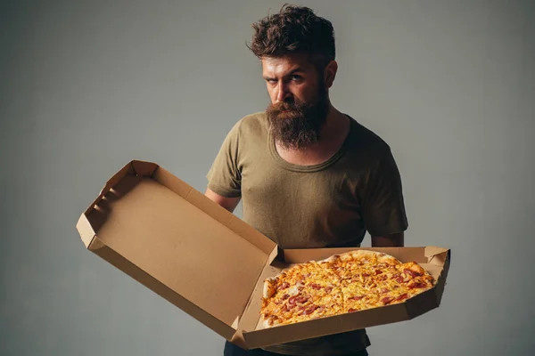 Sexy man met de doos van de pizza. Gay met Pizza. Pizza levering concept. Italiaanse pizzeria. Recept pizza. — Stockfoto