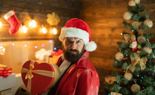 Santa Claus con regalos de Navidad. Caja de regalo de año nuevo. Deseos de Papá Noel moderno barbudo Feliz Navidad y Feliz Año Nuevo . —  Fotos de Stock