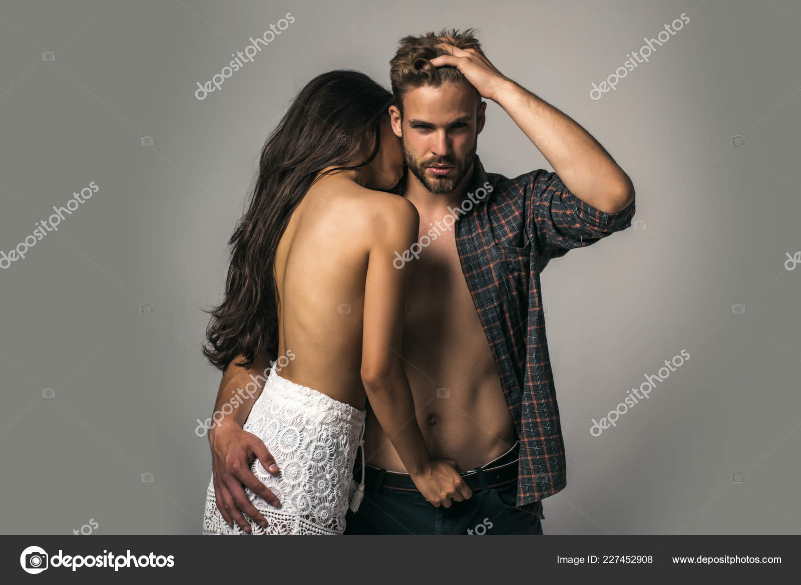 Paixão e toque sensual. Relacionamento íntimo e relações sexuais. Homem  dominante. Boca fechada a beijar. Beijo de casal sensual. Eu amo-te. Casal  no amor. — Foto © Tverdohlib.com #227452908, image size:1600x1168