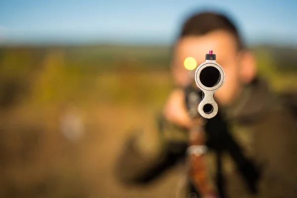 Hunter met jachtgeweer pistool op jacht. Loop van een geweer. Sporen. Ruimte voor tekst kopiëren. Jacht geweer. — Stockfoto