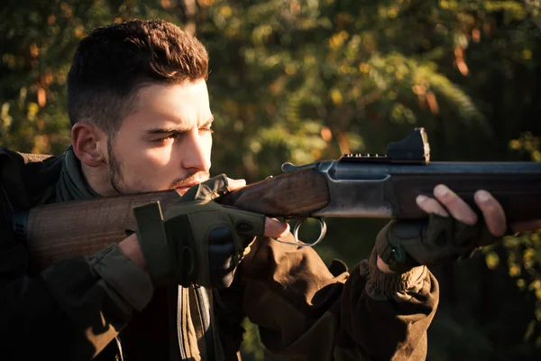 Chasseur avec fusil de chasse en chasse. Chasseur avec fusil puissant avec des animaux de repérage de portée. Gros plan snipers carbine à la chasse en plein air . — Photo