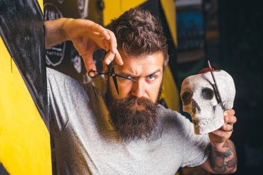 Şık kuaför dükkanı istemci sakallı. Tıraş adam ve jilet adam. Adam ziyaret kuaförü kuaför dükkanında. Usta Kuaför yok saç modeli ve tarz ile makas ve tarak.