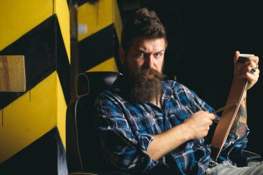 Kuaför - tıraş ve kırpar. Berber dükkanı harika zaman. Kuaför dükkanı Studios. Kuaför makası ve ustura. Erkek istemci tarafından kuaför saç kesimi Başlarken