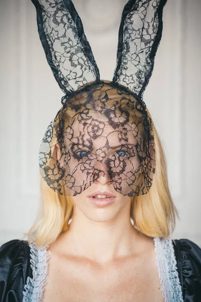Tavşan kulakları giyen çekici genç kadın. Beyaz bir arka plan üzerinde güzel şehvetli kadın moda portre. İfade yüz. Tavşan Paskalya.