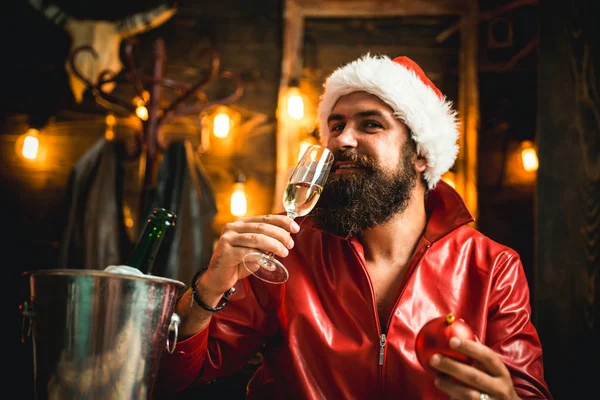 Drink santa claus. Modern hipster santa with red dress. Christmas Celebration, holiday. Wish you merry christmas. Christmas alone at home. Happy new year man. — Φωτογραφία Αρχείου