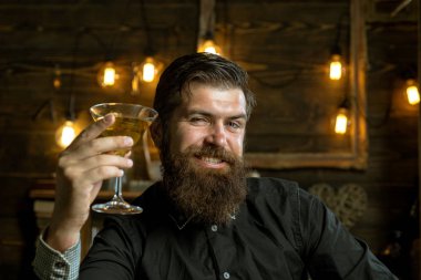 Sarhoş adam. İçki martini kavramı. İçki barmen. Pub retro vintage iç. Hipster barmen kavramı. Adam alkol ile. Sarhoş adam. Alkol bağımlılığı.