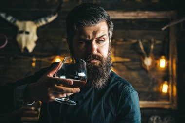 Barmen. Pub retro vintage iç. Hipster barmen kavramı. Yağma adam alkol ile. Sarhoş adam. Viski, konyak, konyak kavramı.