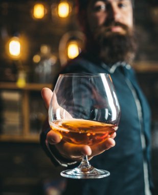 İçki barmen. Pub retro vintage iç. Hipster barmen kavramı. Yağma adam alkol ile. Sarhoş adam. Viski, konyak, konyak kavramı.