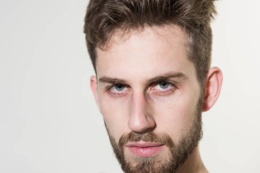 Kuaför Salonu. Sabah uyandırma sonra adam. Sakallı adam Kuaför sakal ihtiyacı var. Kişisel bakım ve sabah rutin. Erkek saç bakım. Sakal moda kalır mısın