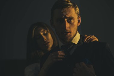 Her zaman onunla birlikte olmayı seviyorum. İki aşık. Yakışıklı ve seksi kadın moda bakışla. Moda modelleri birkaç. Her ikisi de moda aşk