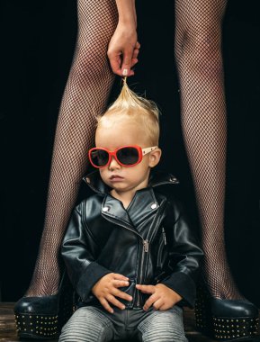 Sonsuza dek rocker. Rock and roll moda trendi. Kadın bacakları, küçük çocuk. Rock tarzı çocuk. Sevimli küçük müzik fan. Küçük rock yıldızı. Küçük çocuk çocuk güneş gözlüğü ve rock'çı ceket. Çocuklar için müzik