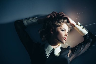 zarif kız kıvırcık saçlı. Güzellik ve moda bak. Harika ve güzel. Makyaj, klasik tarzı Vintage kadınla. Retro tarzı makyaj moda kadın. Mükemmel onun tarzı