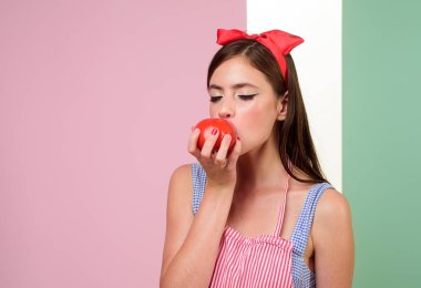 retro kadın domates yeme. Vejetaryen ve organik gıda. moda saçları Pinup kız. Sağlıklı gıda ve diyet. Tarım. kadın moda makyaj ile pin. vintage tarzı, kopya alanı içinde güzel kız
