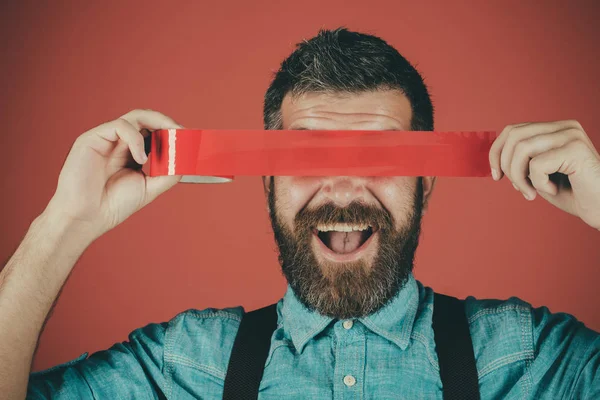 Censuur. Brutale bebaarde man. Burgerrechten. Concept vrijheid van toespraak en pers. Dag van het internationaal recht van de mens. Controle van de mening en propaganda. man mond door plakband wikkelen. massa — Stockfoto