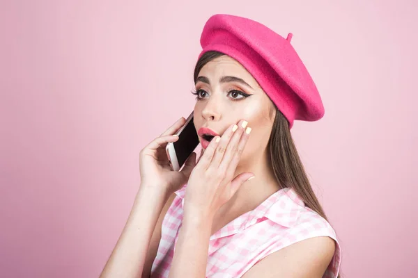 Nem pensar. pin up mulher com maquiagem na moda. mulher retro com caixa de dinheiro. Dona de casa. menina bonita em estilo vintage. menina pinup com cabelo de moda. menina francesa com telefone. Senhora parisiense. Oh não. — Fotografia de Stock