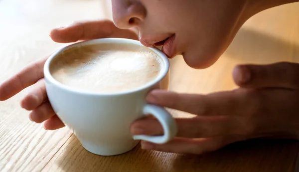 Perfecte ochtend met de beste koffie. verse's ochtends koffie met melk en room schuim. meisje geur koffie Aromatopf. ontspannen in het café of winkel. Vijf minuten voor koffie. Goed begin van de ochtend — Stockfoto