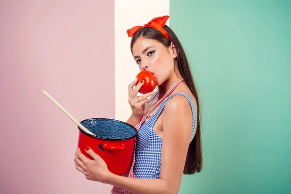 Pin up mulher com maquiagem na moda. menina pinup com cabelo de moda. mulher retro cozinhar na cozinha. Dona de casa perfeita. menina bonita em estilo vintage. Apenas alimentos saudáveis — Fotografia de Stock