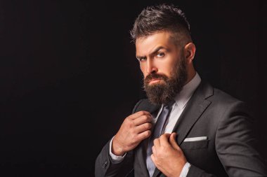 Klasik takım elbiseli zengin sakallı adam. Şık, sıradan bir elbise. Moda kıyafeti. Lüks erkek kıyafetleri. Takım elbiseli adam. İş adamı güveni. Klasik kostüm. Mans Moda.