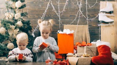 Çocuklar Noel hediyeleri açma. Kış akşam evde. Noel hediye kutusu ile mutlu gülümseyen çocuk.