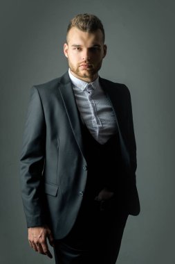 Klasik kostüm ve eğilim. Zengin gay içinde klasik takım elbise giymiş. Gündelik elbise. Moda elbise. Lüks erkek giyim. Takım elbiseli adam. Güven işadamı. Klasik kostüm. Moda mans.