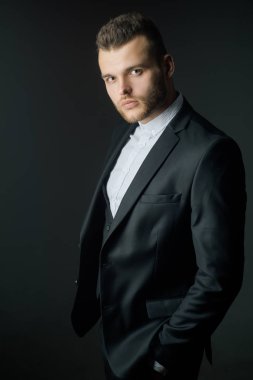 Zengin adam Klasik takım elbiseli. Moda elbise. Lüks erkek giyim. Takım elbiseli adam. Klasik kostüm. Moda mans.