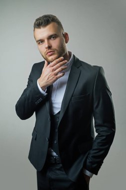 Lüks erkek kıyafetleri. Takım elbiseli adam. Klasik kostüm. Mans Fashion. Klasik takım elbiseli zengin adam. Moda kıyafeti..