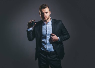 Şık erkek parfüm için. Erkeksi bir parfüm. Koku. Erkek Parfüm ve parfümeri, kozmetik. Parfümeri şişe tutan adam. Parfüm kavramı mans