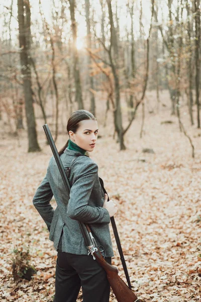 Cacciatrice a caccia. Caccia nella foresta autunnale. Ritratto di donna di bellezza Hunter. Stagione di caccia . — Foto Stock