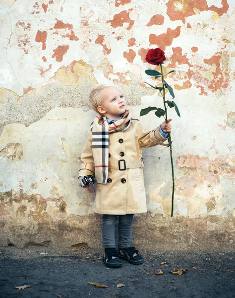 最初の日付。子は、孤独の概念を待ちます。最初が大好きです。バレンタインデーの背景。古い町の背景で優しいロマンチックな男の子。秋のファッションの子供. — ストック写真