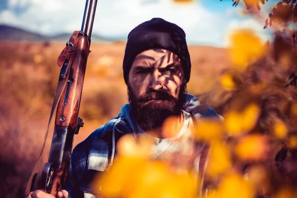 Braconnier avec fusil repérant des cerfs. Braconnier de chasse illégal dans la forêt. Saison de chasse. Concept de braconnier . — Photo