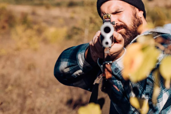 Calibres de fusils de chasse. Chasseur avec fusil de chasse en chasse. La chasse est la pratique de tuer ou de piéger des animaux. Le jeu de chasse le plus réaliste jamais créé. Pistolet de chasse . — Photo