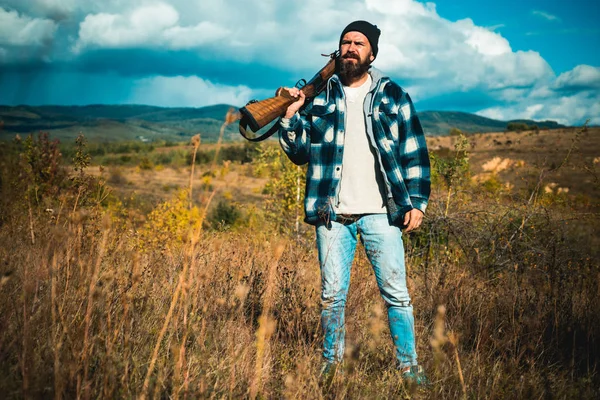 Jägare med hagelgevär pistol på jakt. Slutna och öppna jaktsäsongen. Rådjur jakt. — Stockfoto