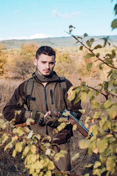Jäger mit Gewehr auf Jagd. Nahaufnahme Porträt eines hammerigen Jägers. — Stockfoto