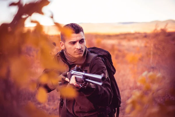 Saison de chasse d'automne. Chasseur pendant la saison de chasse d'automne. Saison de chasse fermée et ouverte. Chasse aux États-Unis . — Photo