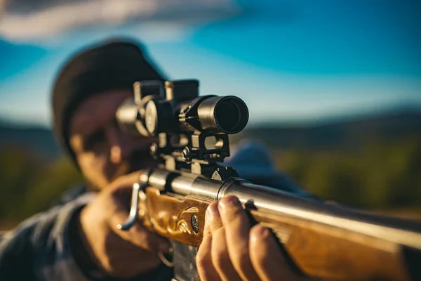 Feche a carabina de atiradores na caça ao ar livre. Hunter apontando rifle na floresta. Caçador com espingarda à caça. Caçador com rifle poderoso com animais de detecção de escopo . — Fotografia de Stock