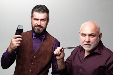 Yaşlı baba ve oğul - berber dükkanı konsepti. Babalar Günü. Son sınıf öğrencisi berber dükkanını ziyaret ediyor..