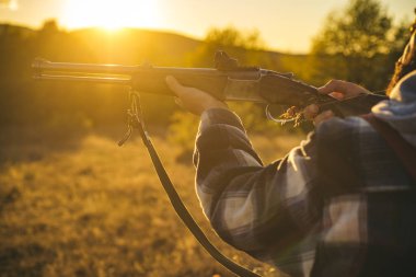 Hunter avı av tüfeği silahla. Yasadışı avcılık avcı ormanda. Amerikan av tüfekleri. Sınır tanımayan avcılık.
