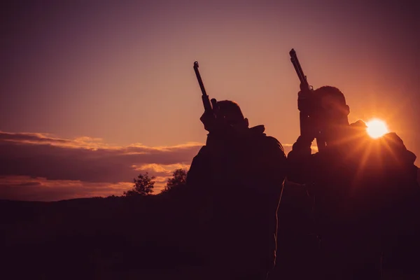 Silueta lovce. Lovecké vybavení k prodeji. Pušku Hunter siluetu v krásný západ slunce. Kopírovat prostor pro text. — Stock fotografie