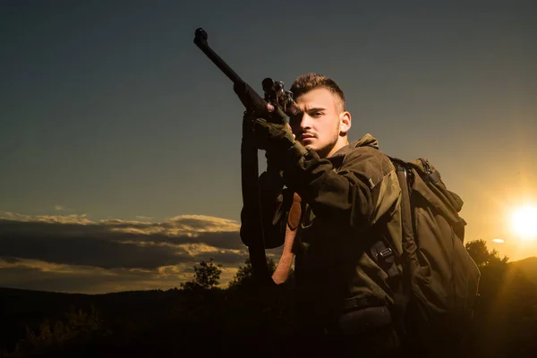 Bulun. Tüfek Hunter içinde güzel gün batımı kontrast. Şimdiye kadar yapılmış en gerçekçi avcılık oyunu. Avcılık dişli - av malzemeleri ve ekipmanları. — Stok fotoğraf