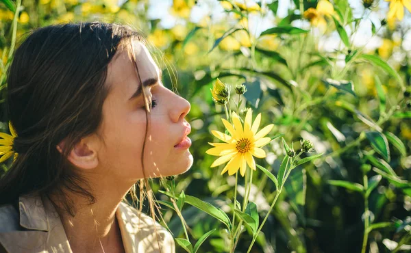 Chica con Flor. Mujer sensual de primavera. Concepto de niña naturaleza. humor amarillo primavera . —  Fotos de Stock