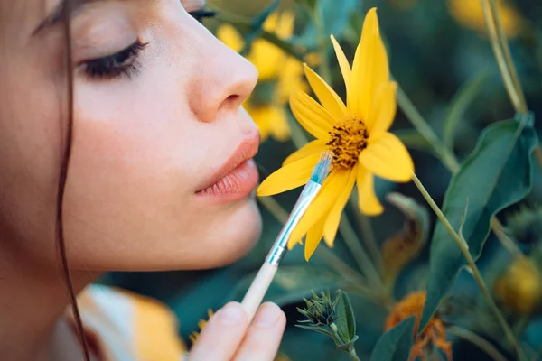 Чуттєві жіночі губи. Концепція дівчини-природи. Весняний живопис. Жовтий весняний настрій. Весняна помада . — стокове фото