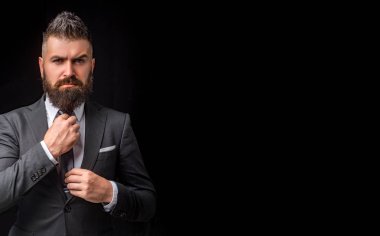 Zengin içinde klasik takım elbise giymiş adam sakallı. Elegance gündelik elbise. Moda elbise. Siyah cackgriund izole üzerinde modern mens sakallı. Takım elbiseli adam. Güven işadamı. Klasik kostüm.